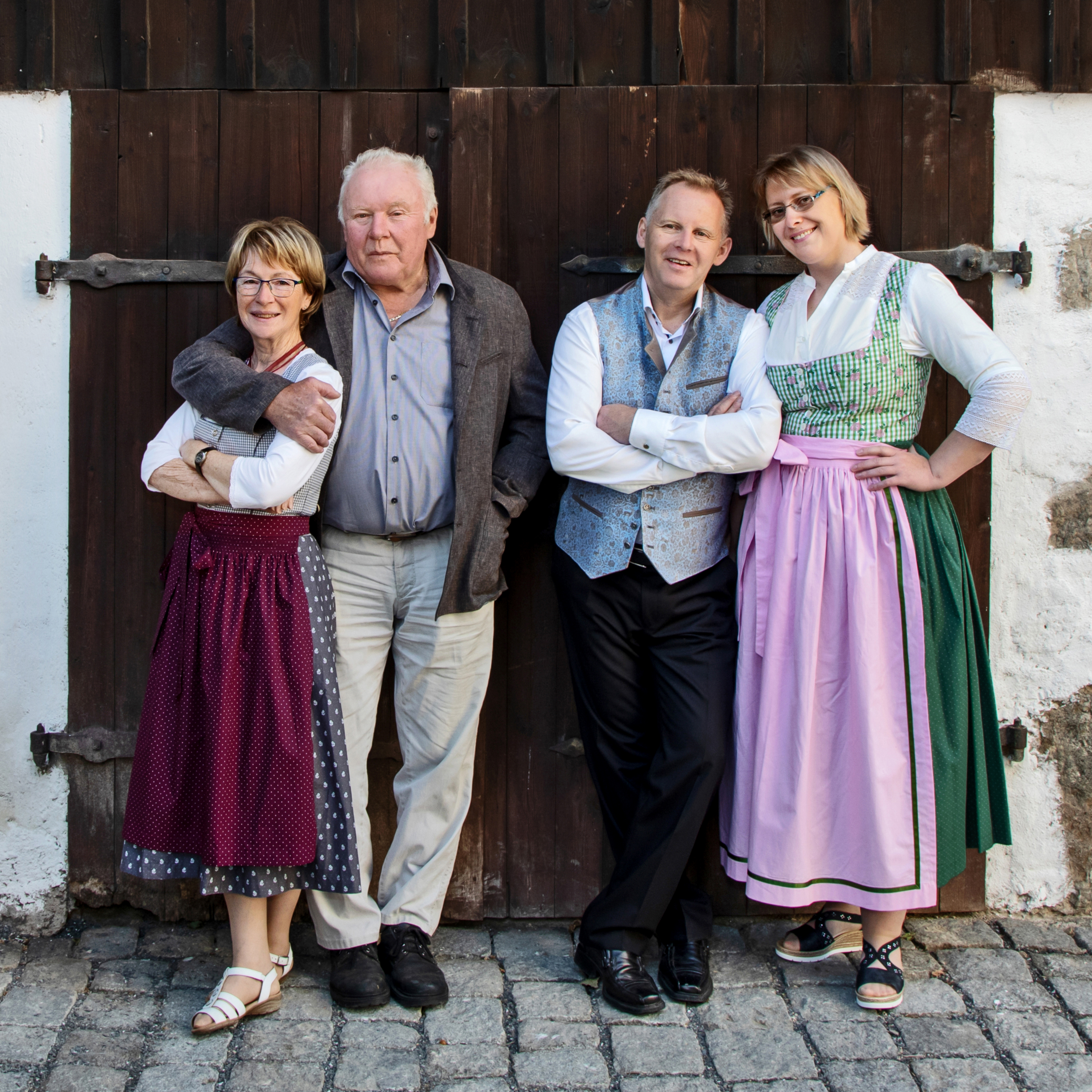 Gastgeberfamilie vor dem Gasthof Siebenstern in Röslau